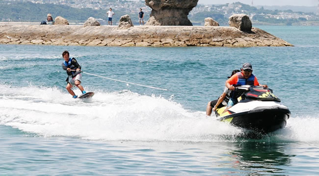 沖縄マリンスポーツ・アクティビティ専門店マリンアイランド｜パラセーリング100m体験コース