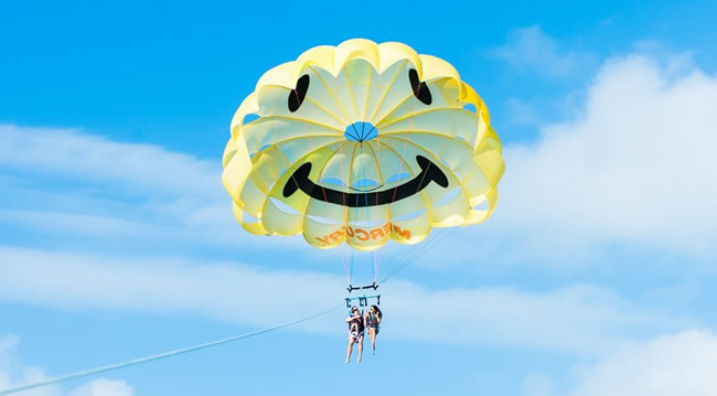 沖縄マリンスポーツ・アクティビティ専門店マリンアイランド｜パラセーリング100m体験コース